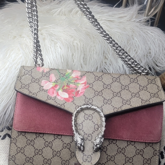 Beautiful pre-owned authentic Gucci shoulder bag. - Picture 2 of 16